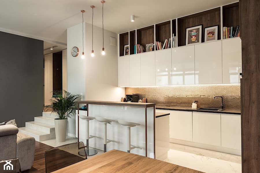 Apartament - Garnizon - Średnia otwarta z salonem biała szara z zabudowaną lodówką z podblatowym zlewozmywakiem kuchnia w kształcie litery l z marmurową podłogą, styl nowoczesny - zdjęcie od Autors.KA