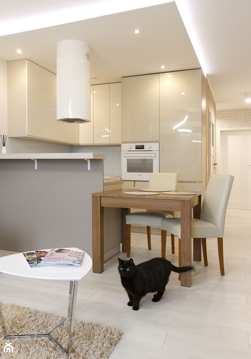 Mieszkanie - Gdynia Karwiny - Mała otwarta z salonem biała z zabudowaną lodówką kuchnia w kształcie litery u z oknem, styl minimalistyczny - zdjęcie od Autors.KA