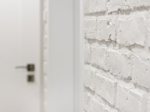 Mieszkanie - Gdynia Karwiny - Mały biały hol / przedpokój, styl skandynawski - zdjęcie od Autors.KA