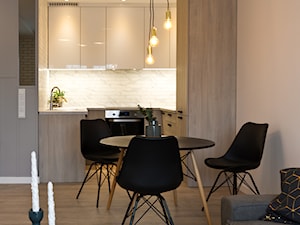 Mieszkanie I - Cztery Oceany Gdańsk - Mała otwarta z salonem beżowa z zabudowaną lodówką z nablatowym zlewozmywakiem kuchnia w kształcie litery u, styl nowoczesny - zdjęcie od Autors.KA