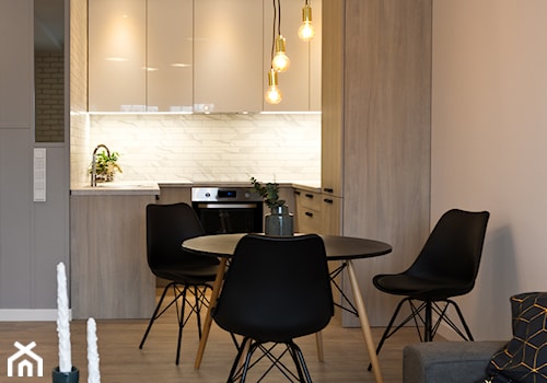 Mieszkanie I - Cztery Oceany Gdańsk - Mała otwarta z salonem beżowa z zabudowaną lodówką z nablatowym zlewozmywakiem kuchnia w kształcie litery u, styl nowoczesny - zdjęcie od Autors.KA
