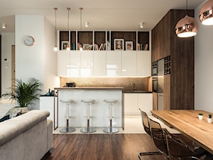 Apartament - Garnizon - Średnia z salonem biała z zabudowaną lodówką z podblatowym zlewozmywakiem kuchnia w kształcie litery g z wyspą lub półwyspem, styl nowoczesny - zdjęcie od Autors.KA