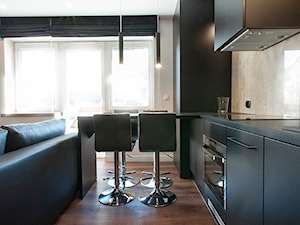Apartament w Zakopanem w Ciemnych Barwach - Średnia otwarta z salonem beżowa z zabudowaną lodówką z nablatowym zlewozmywakiem kuchnia w kształcie litery l z oknem, styl rustykalny - zdjęcie od LEW ARCHITEKCI