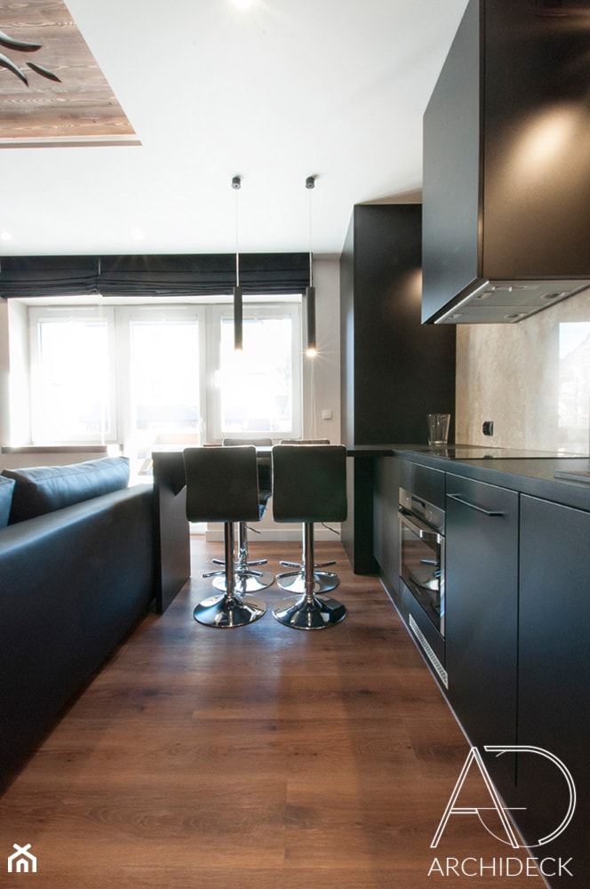 Apartament w Zakopanem w Ciemnych Barwach - Średnia otwarta z salonem beżowa z zabudowaną lodówką z nablatowym zlewozmywakiem kuchnia w kształcie litery l z oknem, styl rustykalny - zdjęcie od LEW ARCHITEKCI