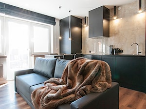 Apartament w Zakopanem w Ciemnych Barwach - Średnia otwarta z salonem beżowa biała z zabudowaną lodówką z nablatowym zlewozmywakiem kuchnia jednorzędowa z oknem, styl rustykalny - zdjęcie od LEW ARCHITEKCI