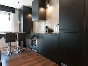 Apartament w Zakopanem w Ciemnych Barwach - Średnia duża otwarta zamknięta kuchnia w kształcie litery l z oknem, styl rustykalny - zdjęcie od LEW ARCHITEKCI