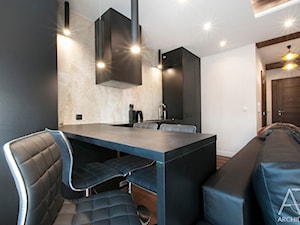 Apartament w Zakopanem w Ciemnych Barwach - Mała beżowa czarna jadalnia w salonie w kuchni, styl rustykalny - zdjęcie od LEW ARCHITEKCI