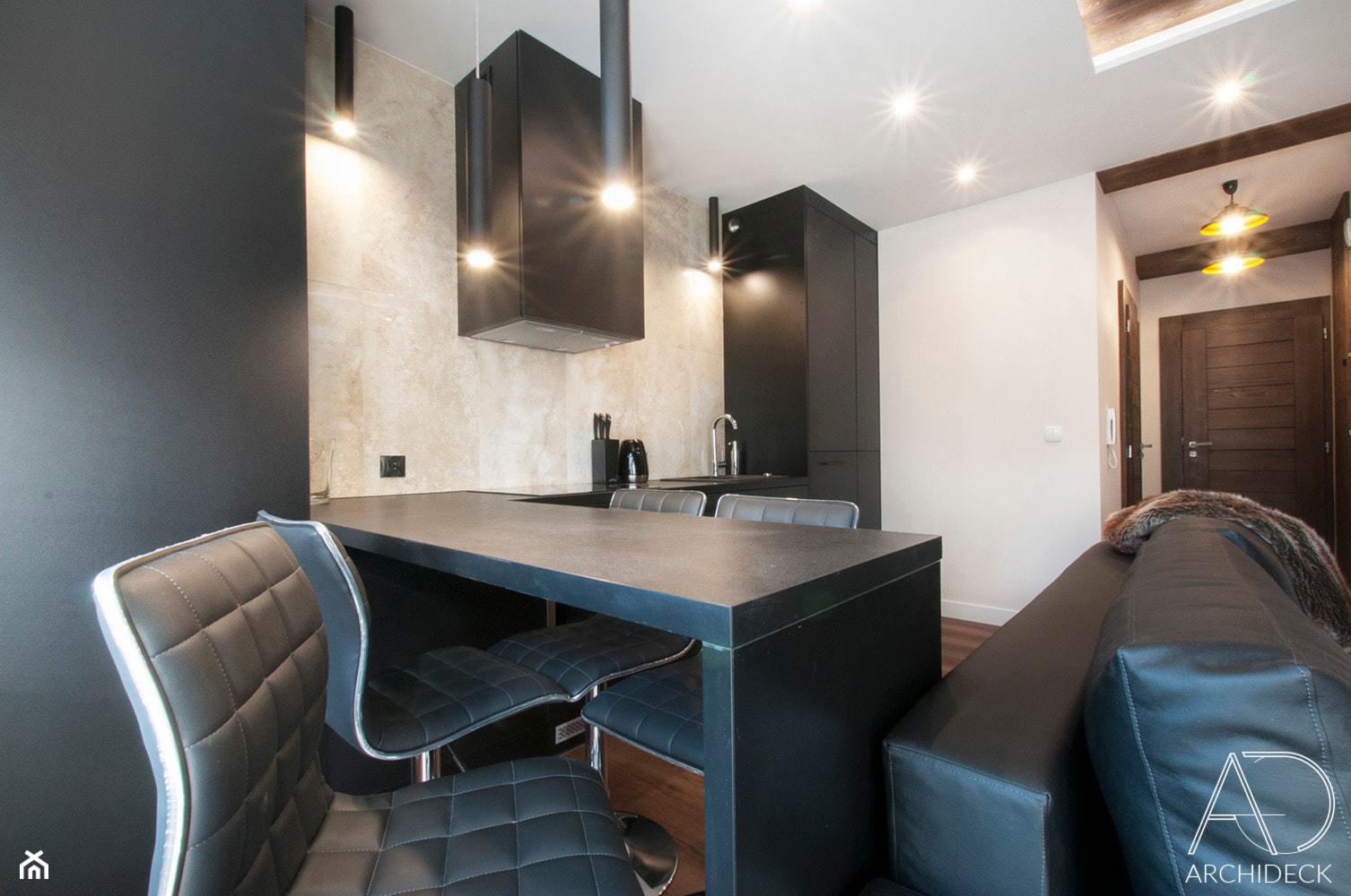 Apartament w Zakopanem w Ciemnych Barwach - Mała beżowa czarna jadalnia w salonie w kuchni, styl rustykalny - zdjęcie od LEW ARCHITEKCI - Homebook