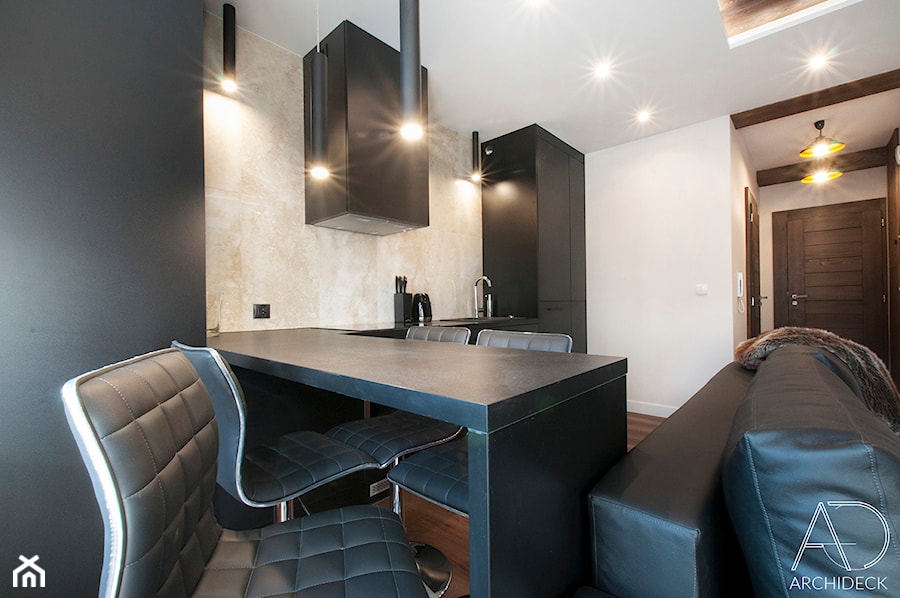 Apartament w Zakopanem w Ciemnych Barwach - Mała beżowa czarna jadalnia w salonie w kuchni, styl rustykalny - zdjęcie od LEW ARCHITEKCI