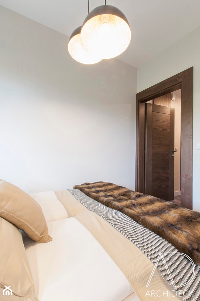 Apartament w Zakopanem w Ciemnych Barwach - Mała szara sypialnia, styl rustykalny - zdjęcie od LEW ARCHITEKCI