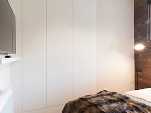 Apartament w Zakopanem w Ciemnych Barwach - Mała biała sypialnia, styl rustykalny - zdjęcie od LEW ARCHITEKCI
