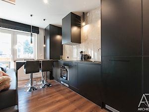 Apartament w Zakopanem w Ciemnych Barwach - Średnia biała czarna jadalnia w salonie w kuchni, styl rustykalny - zdjęcie od LEW ARCHITEKCI