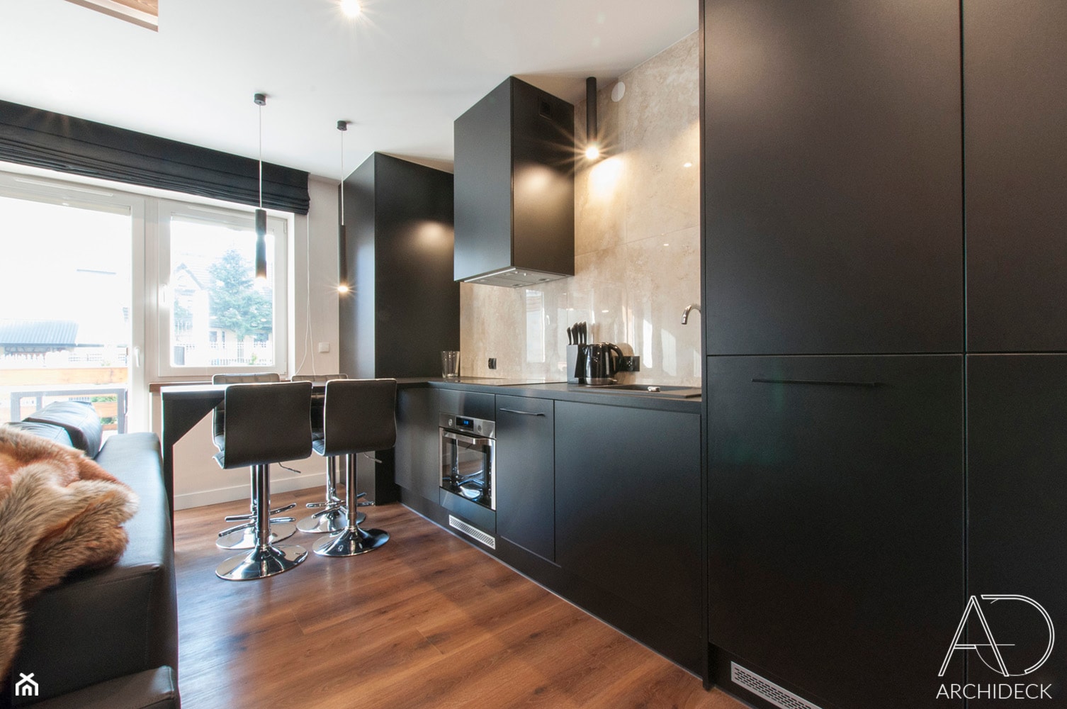 Apartament w Zakopanem w Ciemnych Barwach - Średnia biała czarna jadalnia w salonie w kuchni, styl rustykalny - zdjęcie od LEW ARCHITEKCI - Homebook
