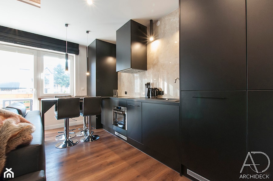 Apartament w Zakopanem w Ciemnych Barwach - Średnia biała czarna jadalnia w salonie w kuchni, styl rustykalny - zdjęcie od LEW ARCHITEKCI