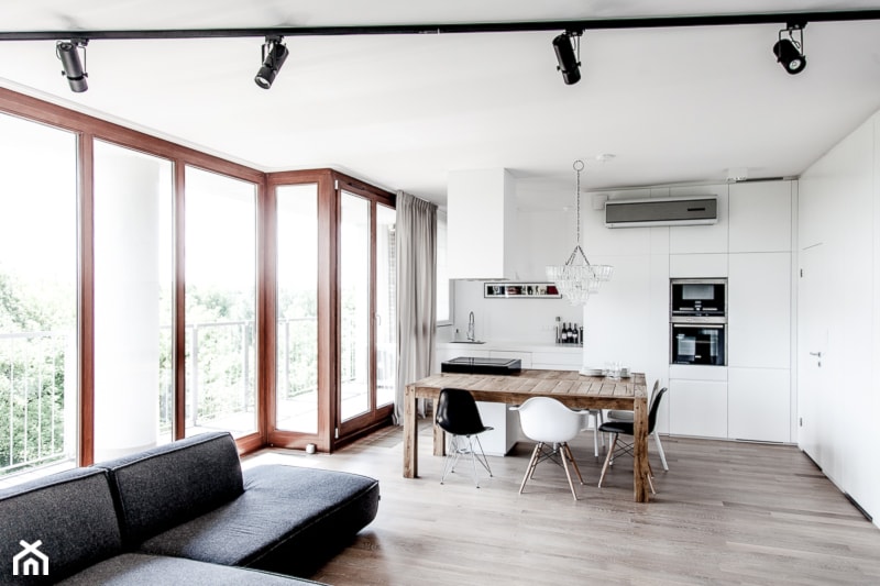 projekty wnętrz - Duży biały salon z kuchnią z jadalnią z tarasem / balkonem, styl skandynawski - zdjęcie od Studio Projektowe Dekoratorni