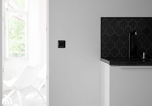 Mieszkanie na alejach - Z salonem z kamiennym blatem biała z podblatowym zlewozmywakiem kuchnia jednorzędowa z oknem, styl minimalistyczny - zdjęcie od Loft Kolasiński