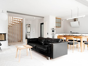 Dom na Gumieńcach - Duży biały szary salon z kuchnią z jadalnią, styl skandynawski - zdjęcie od Loft Kolasiński