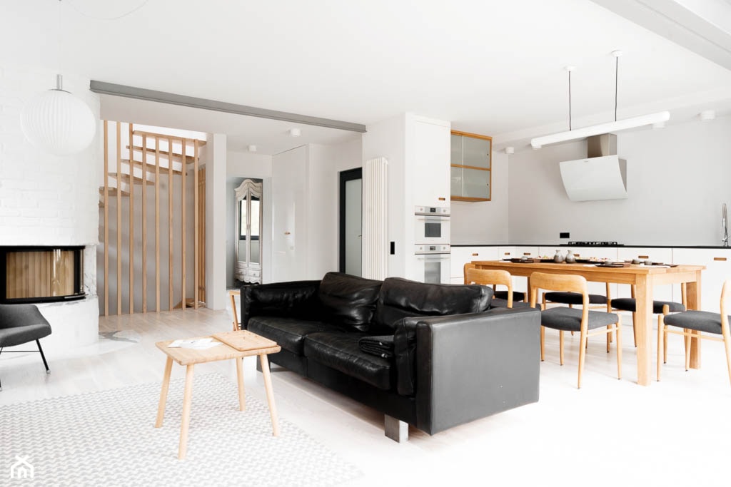 Dom na Gumieńcach - Duży biały szary salon z kuchnią z jadalnią, styl skandynawski - zdjęcie od Loft Kolasiński - Homebook