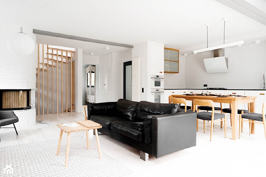Dom na Gumieńcach - Duży biały szary salon z kuchnią z jadalnią, styl skandynawski - zdjęcie od Loft Kolasiński