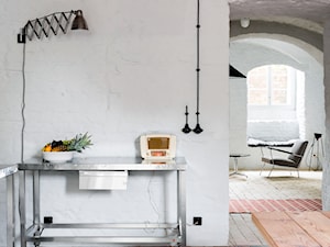 Letnie mieszkanie pod Berlinem - Mała otwarta z kamiennym blatem biała kuchnia w kształcie litery l, styl vintage - zdjęcie od Loft Kolasiński