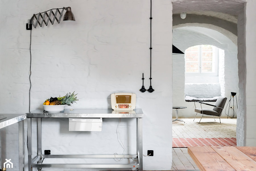 Letnie mieszkanie pod Berlinem - Mała otwarta z kamiennym blatem biała kuchnia w kształcie litery l, styl vintage - zdjęcie od Loft Kolasiński