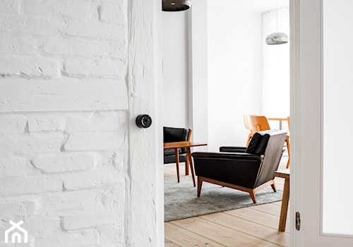 Wakacyjny apartament w Międzyzdrojach - Mały szary salon, styl minimalistyczny - zdjęcie od Loft Kolasiński