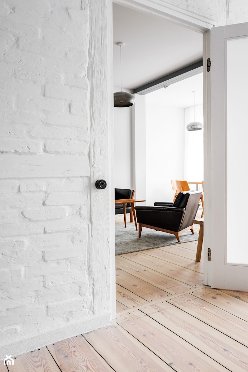 Wakacyjny apartament w Międzyzdrojach - Mały szary salon, styl minimalistyczny - zdjęcie od Loft Kolasiński