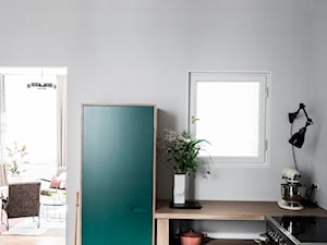 Warszawa Filtry - Średnia otwarta szara z lodówką wolnostojącą kuchnia w kształcie litery l z oknem, styl minimalistyczny - zdjęcie od Loft Kolasiński