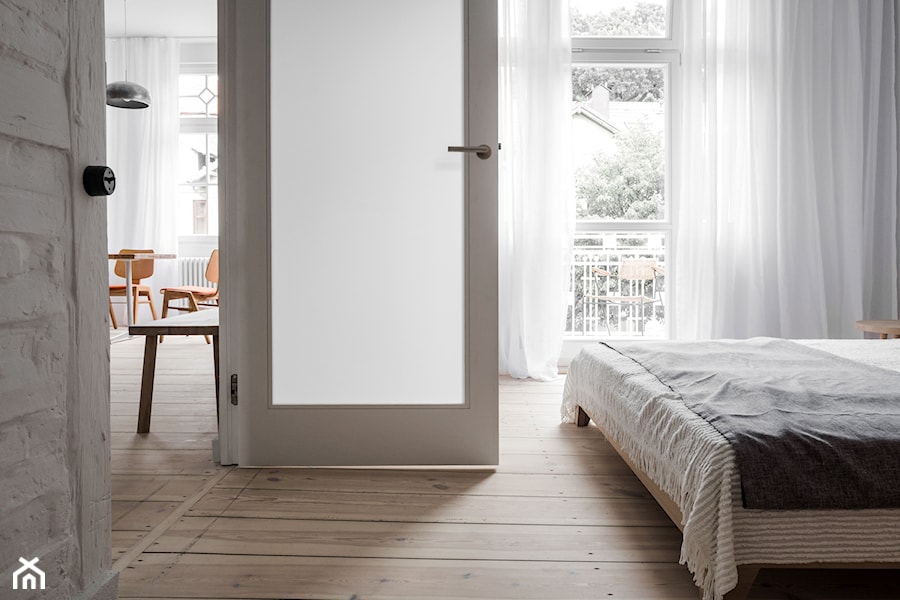 Wakacyjny apartament w Międzyzdrojach - Mała szara sypialnia, styl minimalistyczny - zdjęcie od Loft Kolasiński