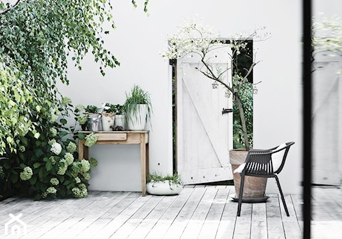 Kuźnia - Średni z donicami na kwiaty taras z tyłu domu, styl skandynawski - zdjęcie od Loft Kolasiński
