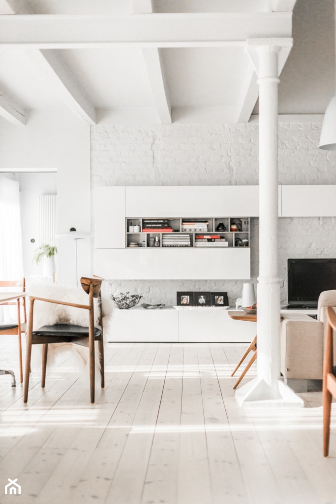Adaptacja kuźni - Mały biały salon z jadalnią, styl skandynawski - zdjęcie od Loft Kolasiński