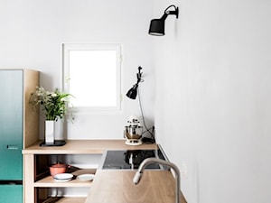 Warszawa Filtry - Średnia otwarta z salonem biała z zabudowaną lodówką z nablatowym zlewozmywakiem kuchnia w kształcie litery l z oknem, styl minimalistyczny - zdjęcie od Loft Kolasiński