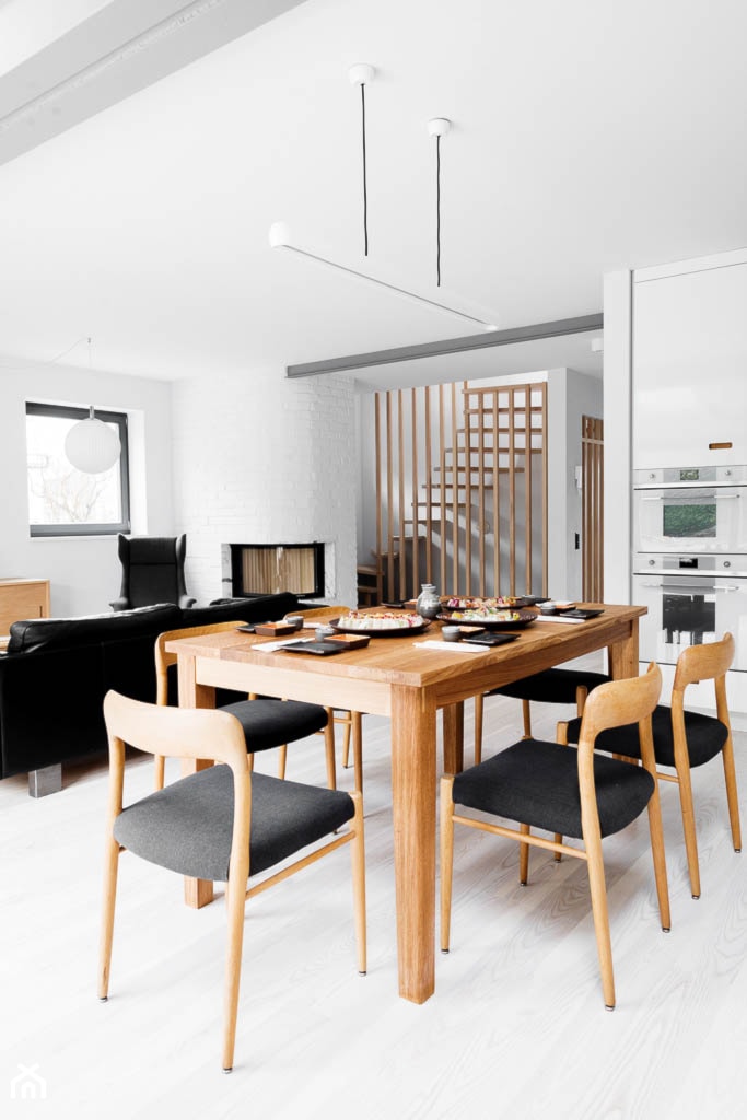 Dom na Gumieńcach - Duża biała jadalnia w salonie, styl skandynawski - zdjęcie od Loft Kolasiński - Homebook