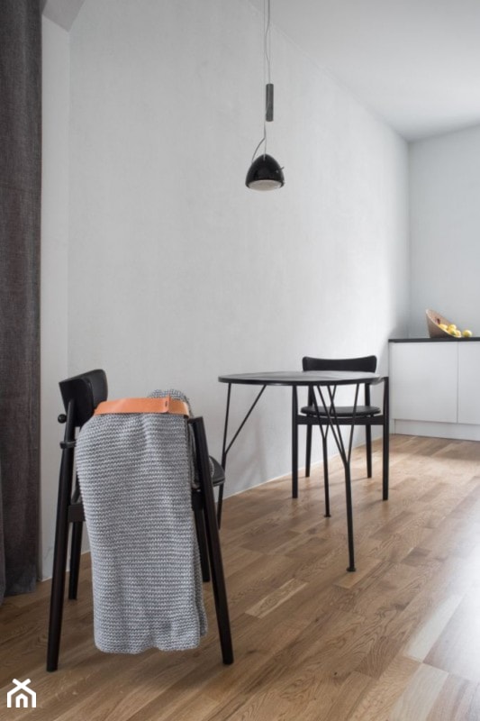 Wakacyjny apartament w Międzyzdrojach II - Średnia zamknięta z kamiennym blatem biała kuchnia jednorzędowa, styl minimalistyczny - zdjęcie od Loft Kolasiński
