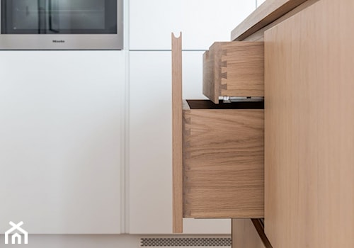 Mieszkanie na Mitte - Z zabudowaną lodówką kuchnia w kształcie litery l, styl minimalistyczny - zdjęcie od Loft Kolasiński