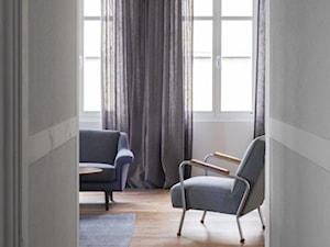 Wakacyjny apartament w Międzyzdrojach II - Mały biały szary salon, styl minimalistyczny - zdjęcie od Loft Kolasiński