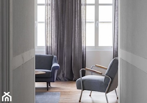 Wakacyjny apartament w Międzyzdrojach II - Mały biały szary salon, styl minimalistyczny - zdjęcie od Loft Kolasiński