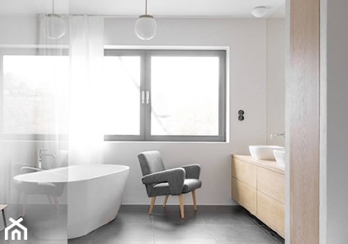 Dom przy parku - Średnia z dwoma umywalkami łazienka z oknem, styl minimalistyczny - zdjęcie od Loft Kolasiński