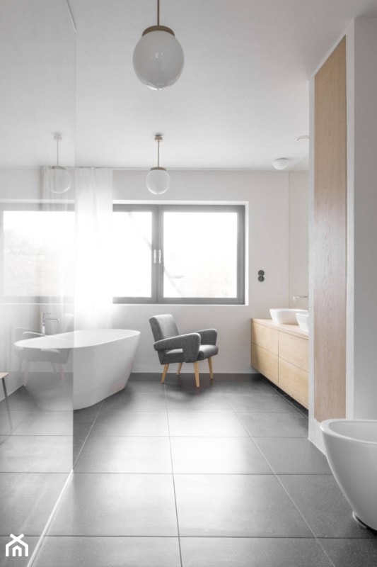 Dom przy parku - Średnia z dwoma umywalkami łazienka z oknem, styl minimalistyczny - zdjęcie od Loft Kolasiński - Homebook