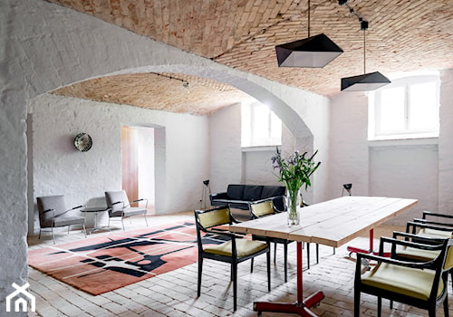 Letnie mieszkanie pod Berlinem - Duży biały salon z jadalnią, styl nowoczesny - zdjęcie od Loft Kolasiński