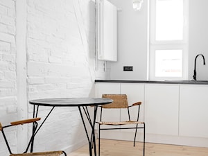 Wakacyjny apartament w Międzyzdrojach - Średnia zamknięta z kamiennym blatem biała z nablatowym zlewozmywakiem kuchnia jednorzędowa z oknem, styl minimalistyczny - zdjęcie od Loft Kolasiński