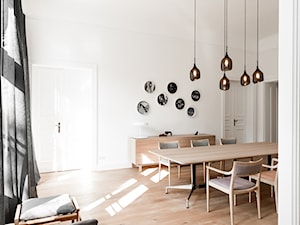 Dom pod Berlinem - Duża biała jadalnia jako osobne pomieszczenie, styl skandynawski - zdjęcie od Loft Kolasiński