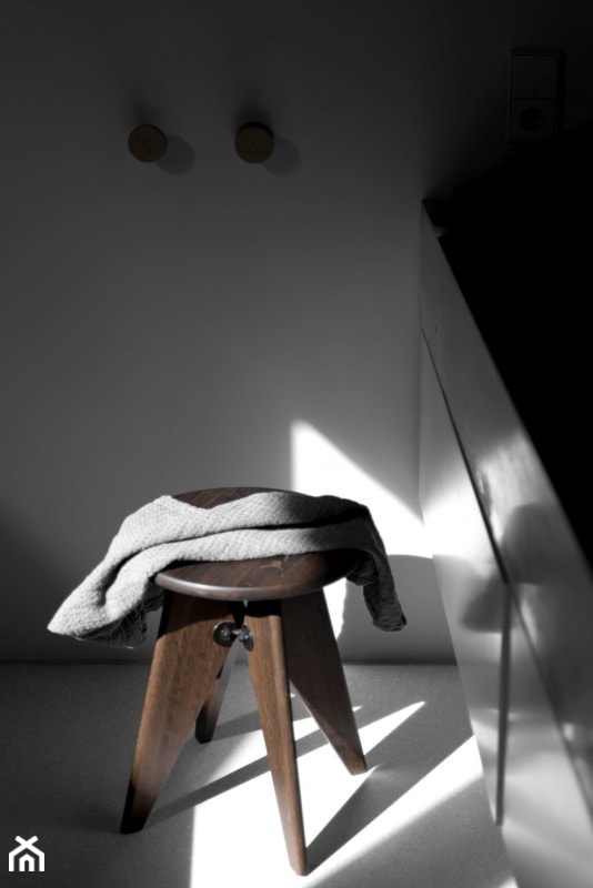 Dom na Prenzlauer Berg - Mała na poddaszu bez okna łazienka, styl minimalistyczny - zdjęcie od Loft Kolasiński