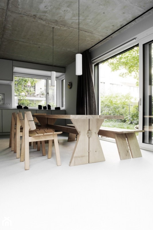 Dom na Prenzlauer Berg - Średnia szara jadalnia w kuchni, styl minimalistyczny - zdjęcie od Loft Kolasiński