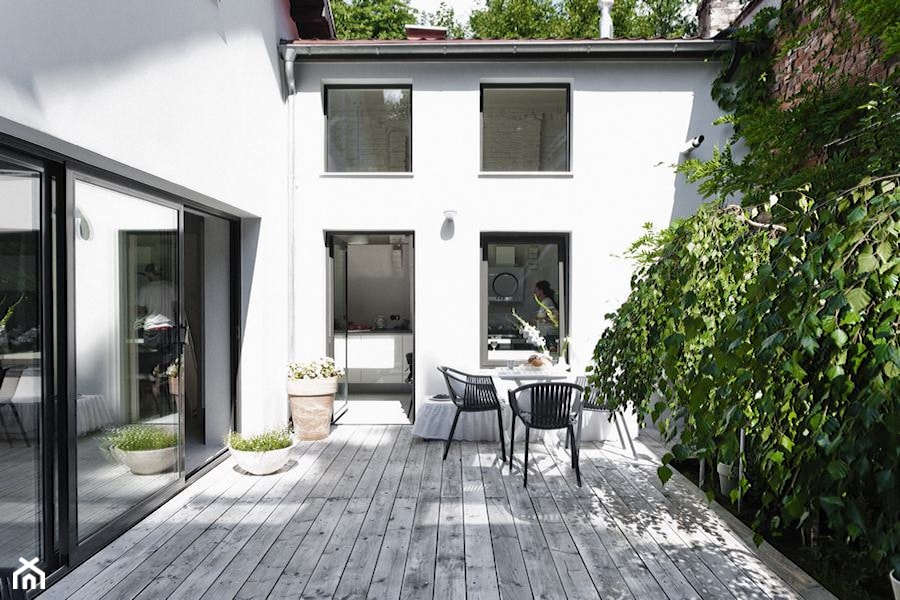 Średni z meblami ogrodowymi taras z tyłu domu - zdjęcie od Loft Kolasiński