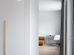 Dom przy parku - Średni biały hol / przedpokój, styl minimalistyczny - zdjęcie od Loft Kolasiński