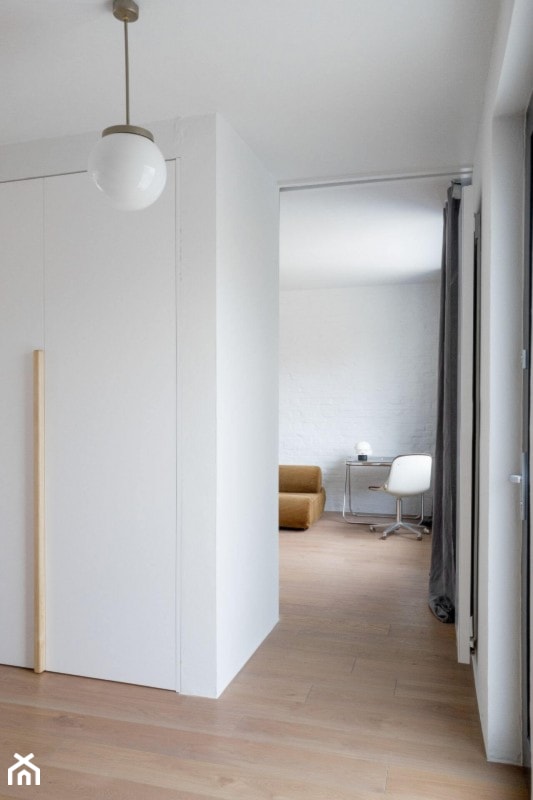 Dom przy parku - Średni biały hol / przedpokój, styl minimalistyczny - zdjęcie od Loft Kolasiński