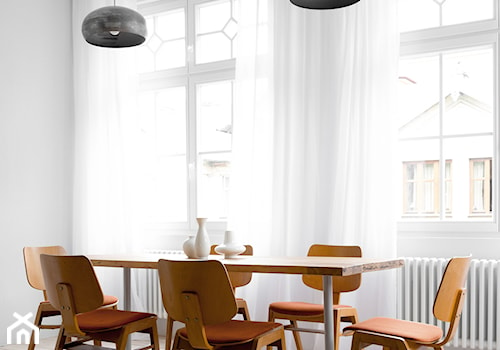 Wakacyjny apartament w Międzyzdrojach - Duża biała jadalnia, styl minimalistyczny - zdjęcie od Loft Kolasiński