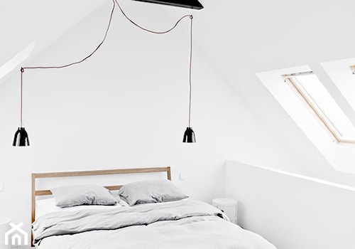 Mieszkanie w Dolinie Słońca - Średnia biała sypialnia na poddaszu, styl skandynawski - zdjęcie od Loft Kolasiński