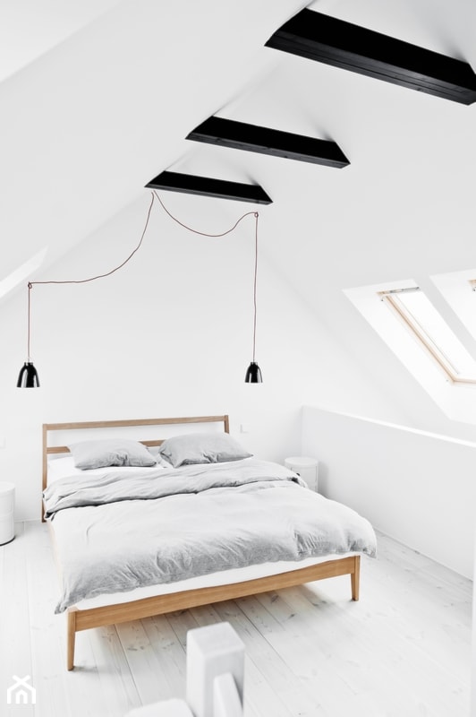 Mieszkanie w Dolinie Słońca - Średnia biała sypialnia na poddaszu, styl skandynawski - zdjęcie od Loft Kolasiński